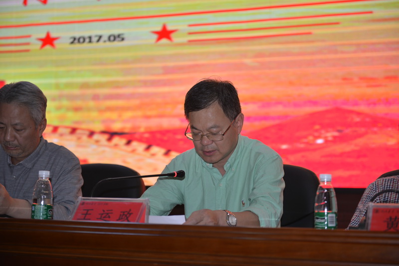 图 党委委员,副院长王运政宣读表彰决定党委书记袁钢